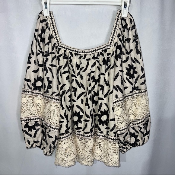 Christian Siriano Tops - NWT Christian Siriano Embroidered SquareNeck Top Black and White